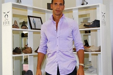 Ferdinand tranh thủ… đi bán giày chờ ngày tái xuất