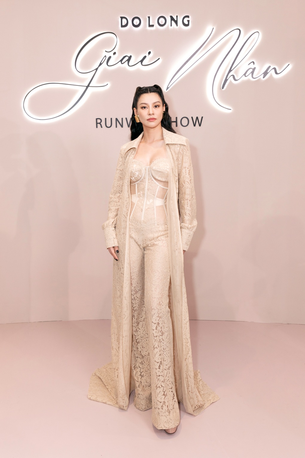 Trấn Thành đi xem show thời trang cùng Hari Won, biểu cảm gây chú ý - 13 Trấn Thành đi xem show thời trang cùng Hari Won, biểu cảm gây chú ý - 13