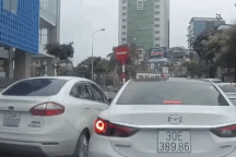 Ô tô, xe máy nườm nượp lấn làn đi ngược chiều giữa thủ đô