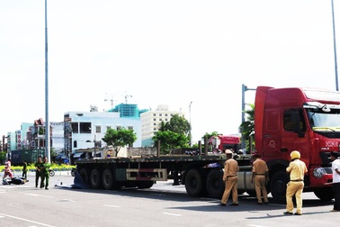 Xe máy va chạm với xe đầu kéo, một phụ nữ tử vong