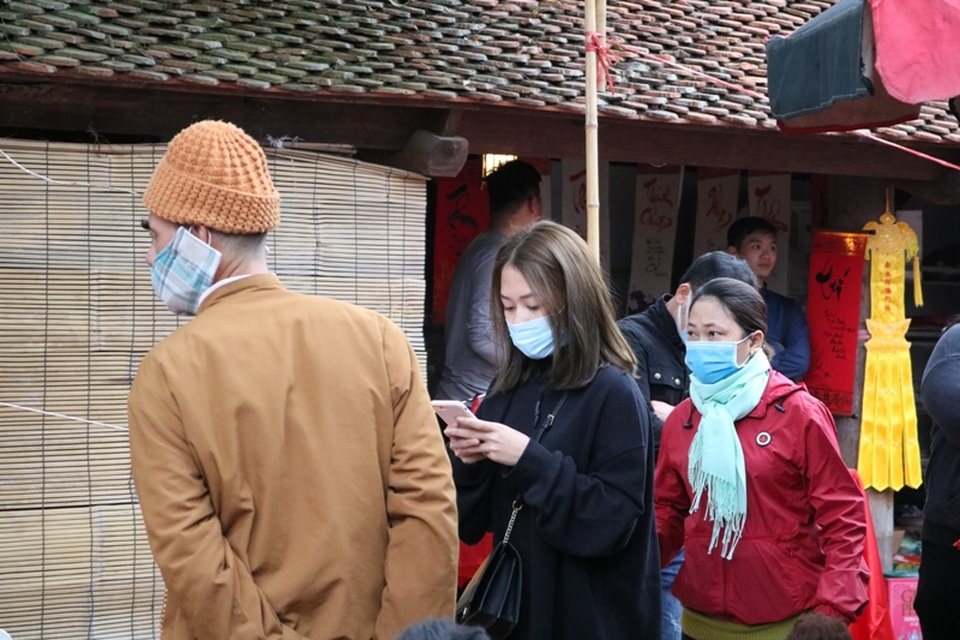 Người dân đeo khẩu trang đi chợ “mua may, bán rủi” - 13 Người dân đeo khẩu trang đi chợ “mua may, bán rủi” - 13
