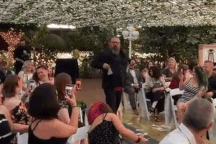 Clip người đàn ông rải tiền trong đám cưới thu hút hàng triệu lượt xem