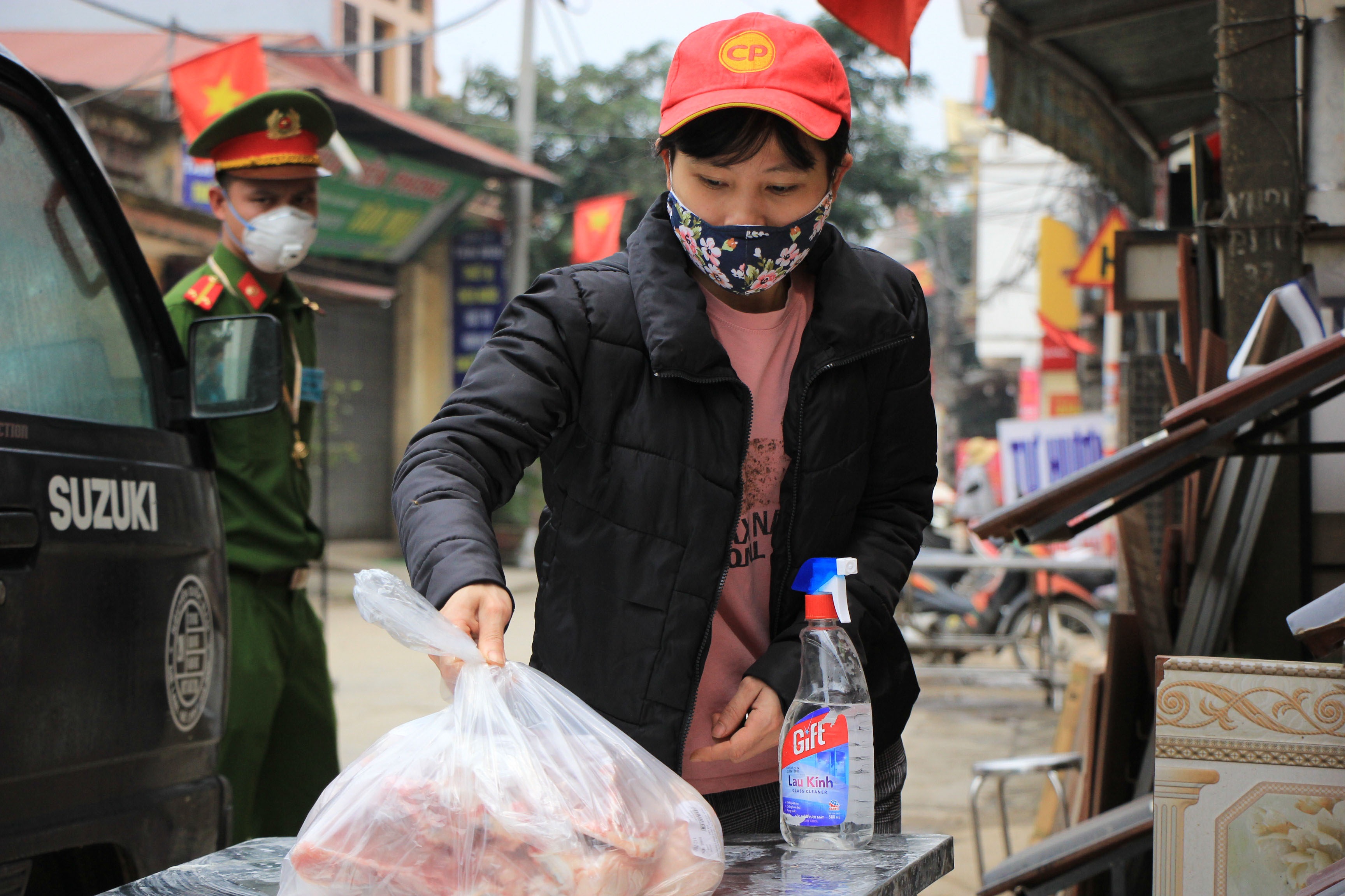 Tiếp tế lương thực qua rào cách ly tại ổ dịch Hạ Lôi - 2 Tiếp tế lương thực qua rào cách ly tại ổ dịch Hạ Lôi - 2