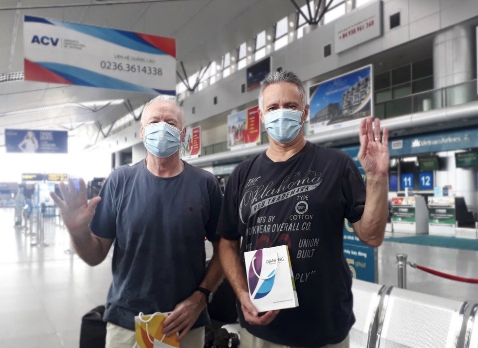 Hai du khách Anh mắc Covid-19 về nước: Hẹn gặp lại Đà Nẵng! - 1 Hai du khách Anh mắc Covid-19 về nước: Hẹn gặp lại Đà Nẵng! - 1