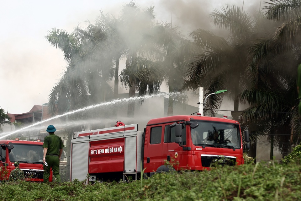 Hà Nội: Cháy lớn gần tổng kho xăng dầu, thùng hóa chất văng xa trăm mét - 11 Hà Nội: Cháy lớn gần tổng kho xăng dầu, thùng hóa chất văng xa trăm mét - 11