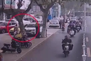 Nhầm chân ga khi lùi xe, nữ tài xế gây tai nạn kinh hoàng