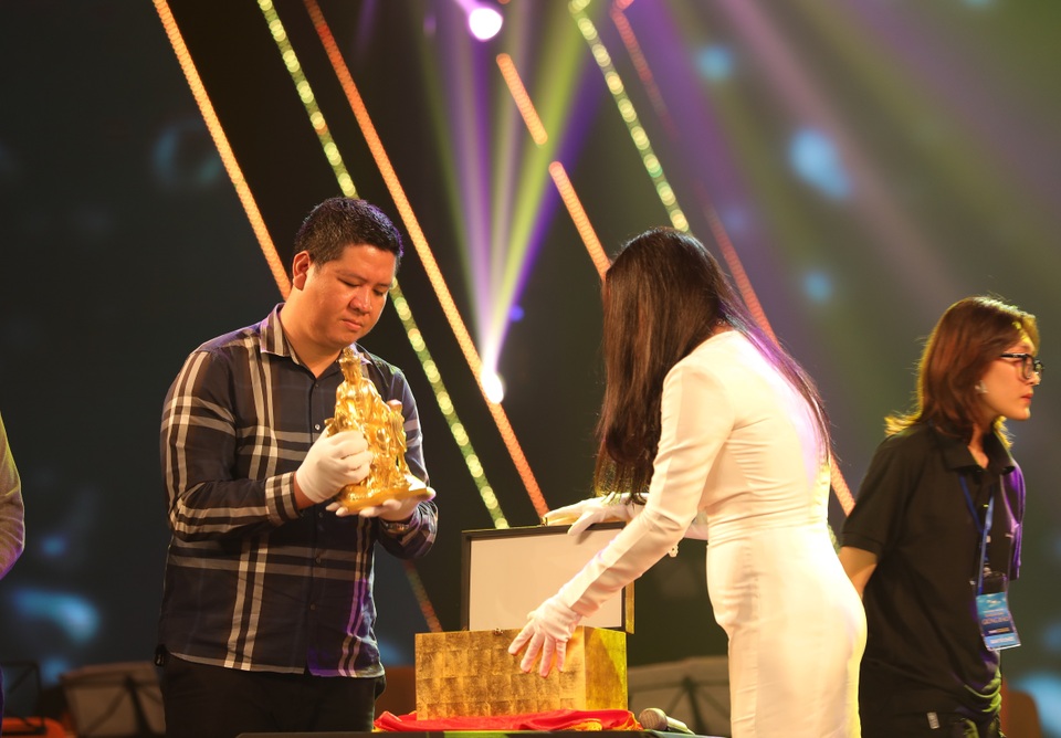 Nghệ sĩ nước mắt lưng tròng khi hát về miền Trung - 2