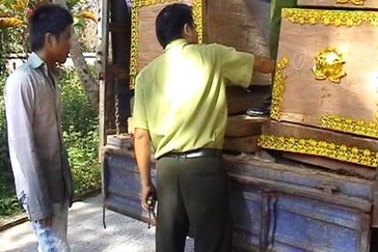 Đóng thành quan tài để ngụy trang gỗ lậu