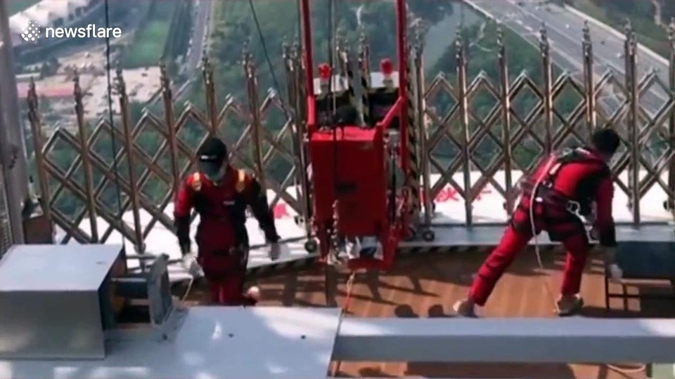 Thót tim trước cảnh đu đưa trên xích đu cao 39m, du khách chấn thương - 3 Thót tim trước cảnh đu đưa trên xích đu cao 39m, du khách chấn thương - 3