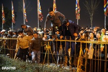 Người dân trèo qua hàng rào sắt, ùn ùn vào đền Trần sau giờ Khai ấn