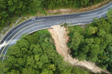 Đèo Prenn nứt toác sau mưa lớn: Tuyến huyết mạch Đà Lạt - TPHCM tê liệt