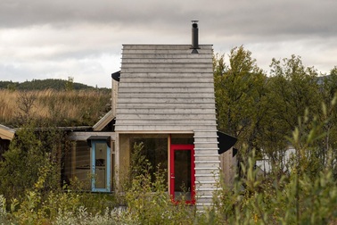 Độc, lạ: Ngôi nhà làm từ cabin 44m2 lọt thỏm giữa thiên nhiên hùng vĩ