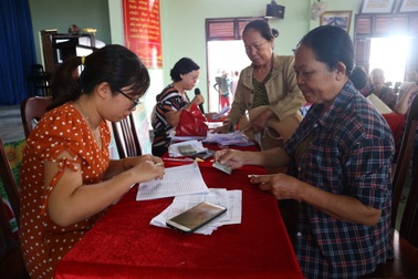 Quảng Nam: Cán bộ đến tận cơ sở làm thủ tục cho lao động thất nghiệp