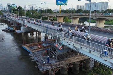 Kỹ sư Việt xử lý việc chưa có tiền lệ khi nâng cầu Bình Triệu 1 ở TPHCM