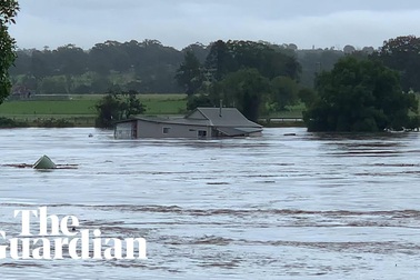 Nhà bị cuốn trôi trong trận lũ lụt "trăm năm có một" ở Australia