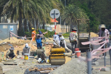 Nắng nóng gay gắt, người lao động căng mình mưu sinh dưới trời "đổ lửa"