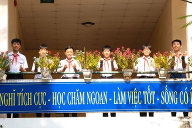 Nhặt được cọc tiền lớn, nhóm nam sinh nhờ công an tìm người đánh rơi