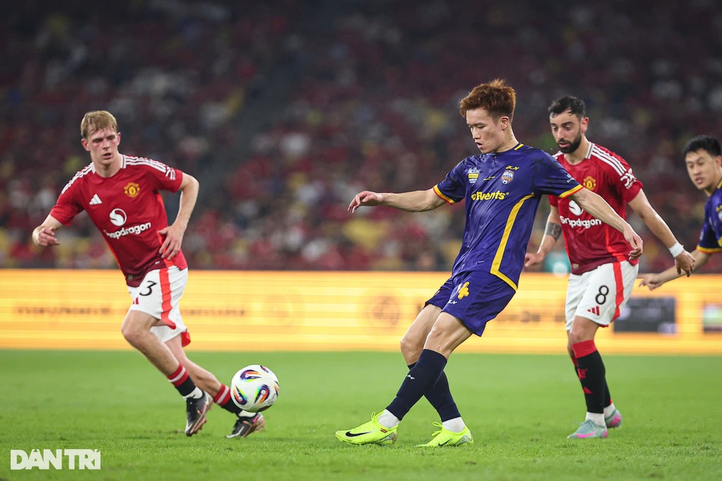 HLV Kim Sang Sik tiếc vì học trò không thể ghi thêm bàn vào lưới Man Utd - 2