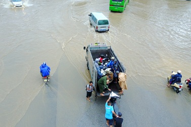 “Hốt” bạc triệu nhờ dịch vụ đưa người và xe vượt lụt ở Hà Nội