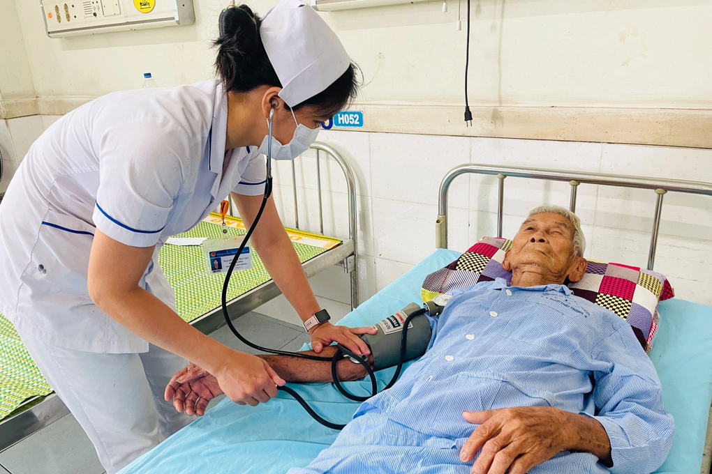 Cắt bỏ khối u vùng mông kích thước lớn cho cụ ông 97 tuổi - 2 Cắt bỏ khối u vùng mông kích thước lớn cho cụ ông 97 tuổi - 2