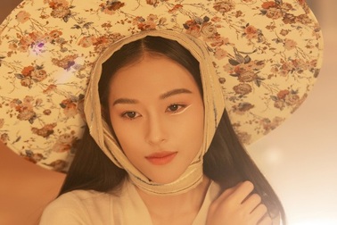 Nữ chính trong MV mới của Erik được săn lùng bởi gương mặt đẹp tựa hoa đán