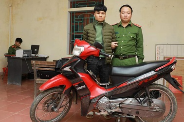 Nhân viên cây xăng “hóa giải” đòn dí dao vào cổ, quật ngã tên cướp