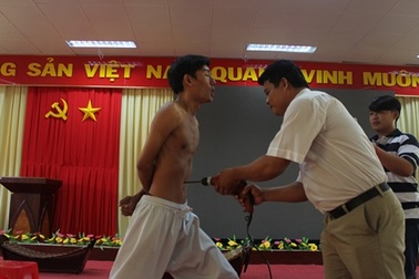 “Choáng” với màn biểu diễn khoan vào bụng, nhai bóng đèn của nam sinh ĐH Trà Vinh