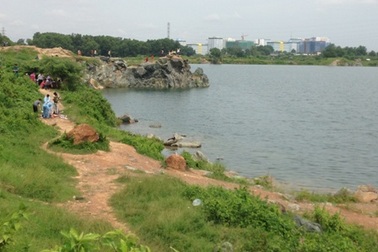 Chụp ảnh cưới, cô dâu "đụng" tử thi bồng bềnh dưới hồ đá