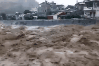 Yên Bái: Mưa lũ lớn đổ về, nhấn chìm cả ô tô, máy xúc