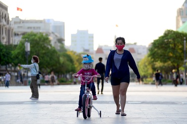 Ngày đầu nới lỏng cách ly: Dân Sài Gòn dạo phố, ra công viên tập thể dục