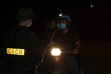 Đêm ở chốt phong tỏa Covid-19