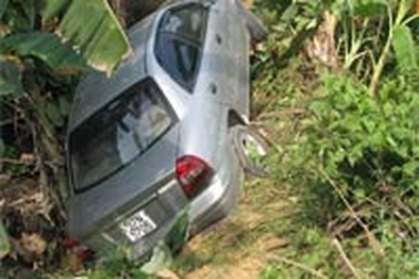 Nghệ An: Ghẹo gái bị xe tông