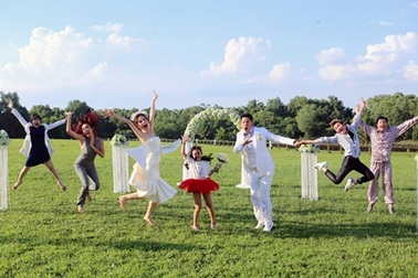 Diễm My 9X, Bình Minh “nhắng nhít” trong trang phục cưới