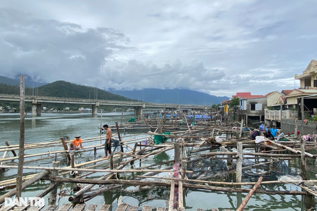 Người dân vùng cửa biển trắng tay chỉ sau một đêm - 1