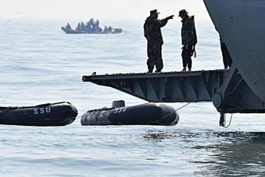 Tàu Hàn Quốc lần theo tàu ngầm Triều Tiên trước khi bị đắm