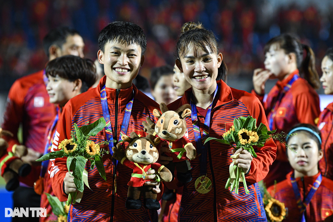 Khoảnh khắc ăn mừng bùng nổ của tuyển nữ Việt Nam sau khi vô địch SEA Games - 21 Khoảnh khắc ăn mừng bùng nổ của tuyển nữ Việt Nam sau khi vô địch SEA Games - 21