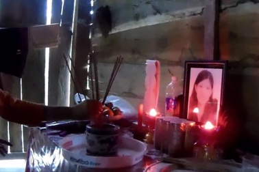 Clip: Xót thương 3 đứa trẻ côi chia nhau gói mì tôm