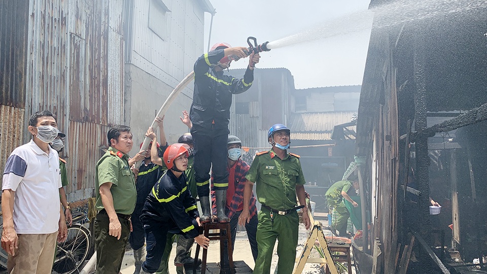 Bình gas phát nổ, 3 căn nhà bị thiêu rụi - 5 Bình gas phát nổ, 3 căn nhà bị thiêu rụi - 5