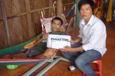 "Người cha ung thư...” bật khóc khi nhận quà bạn đọc