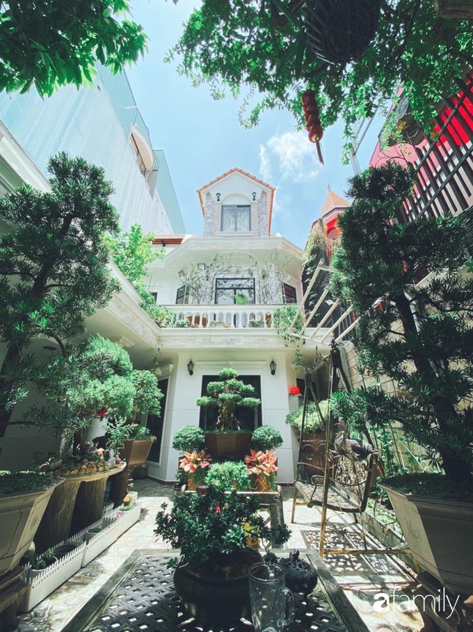 Biệt thự xanh mát bóng cây và hoa hồng rực rỡ của người phụ nữ yêu thiên nhiên ở TP. HCM - Ảnh 2. Biệt thự xanh mát bóng cây và hoa hồng rực rỡ của người phụ nữ yêu thiên nhiên ở TP. HCM - Ảnh 2.