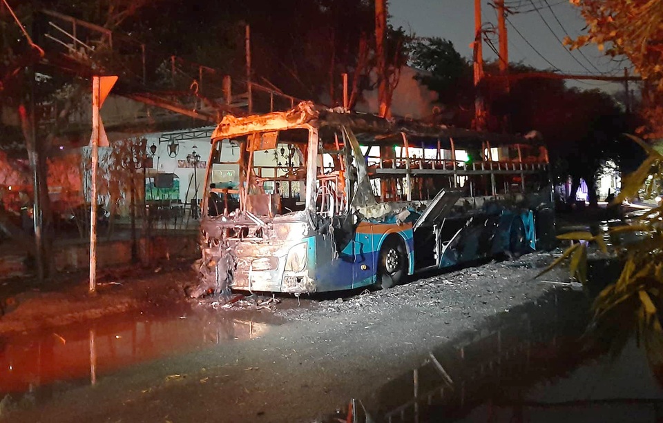 Xe khách giường nằm cháy ngùn ngụt trong đêm - 2 Xe khách giường nằm cháy ngùn ngụt trong đêm - 2