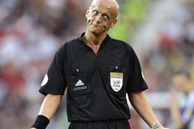 Khi “Vua sân cỏ” trở thành… diễn viên hài trên sân