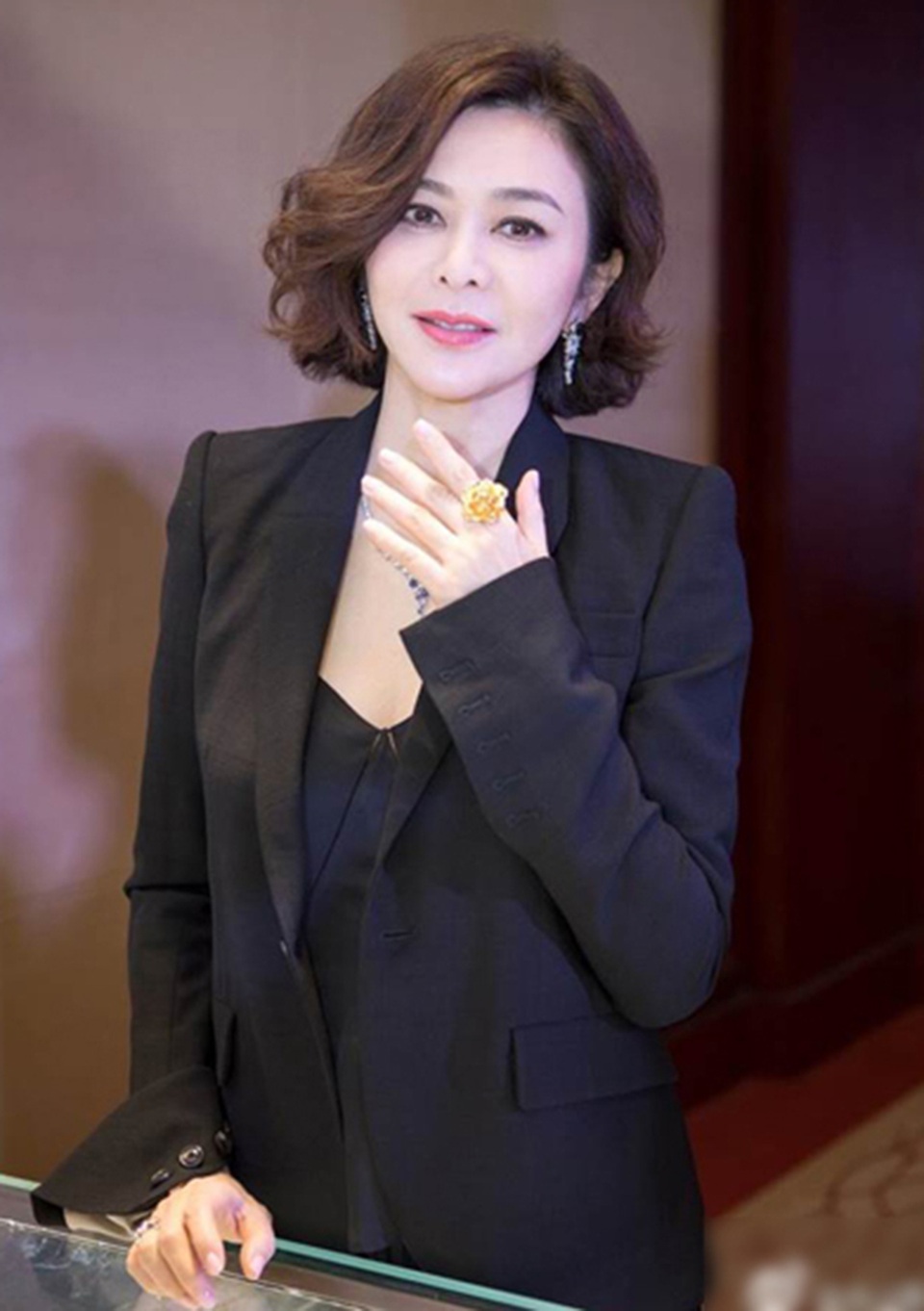 Đệ nhất mỹ nhân Hồng Kông sống cô độc với khối tài sản kếch sù ở tuổi 59 - 7 Đệ nhất mỹ nhân Hồng Kông sống cô độc với khối tài sản kếch sù ở tuổi 59 - 7