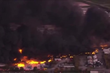 Cháy lớn ở hiện trường vụ rơi máy bay chở hàng tại Mỹ