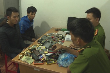 Đôi tình nhân cùng nhau trộm hơn 200 chiếc điện thoại