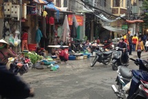 Vấn nạn chợ tạm, chợ cóc “lấn át” chợ truyền thống ở Hà Nội