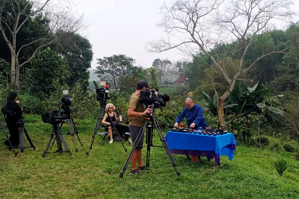 Une équipe de tournage européenne tourne des scènes impressionnantes sur l'île du thé - 2