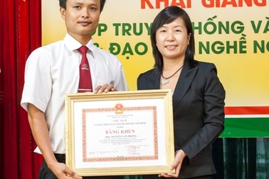 UBND TPHCM khen tặng tài xế taxi trả 10.000 USD cho du khách