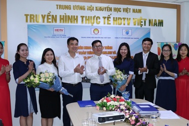 Lễ ký kết giữa Gmaths và công ty cổ phần Truyền hình Thực tế HDTV