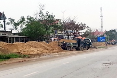 Những bến cát trái phép "tấn công" quốc lộ